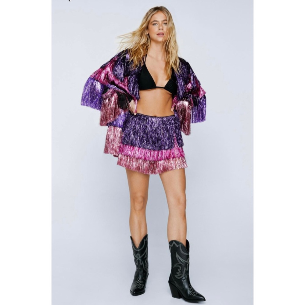 📌 NWOT Nasty Gal Metallic Tiered Fringe Shorts - Picture 2 of 9